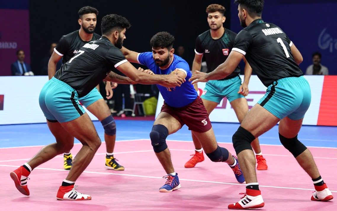 मिट्टी से मैट तक: कबड्डी का बदलता स्वरूप और उसकी अनसुलझी चुनौतियाँ